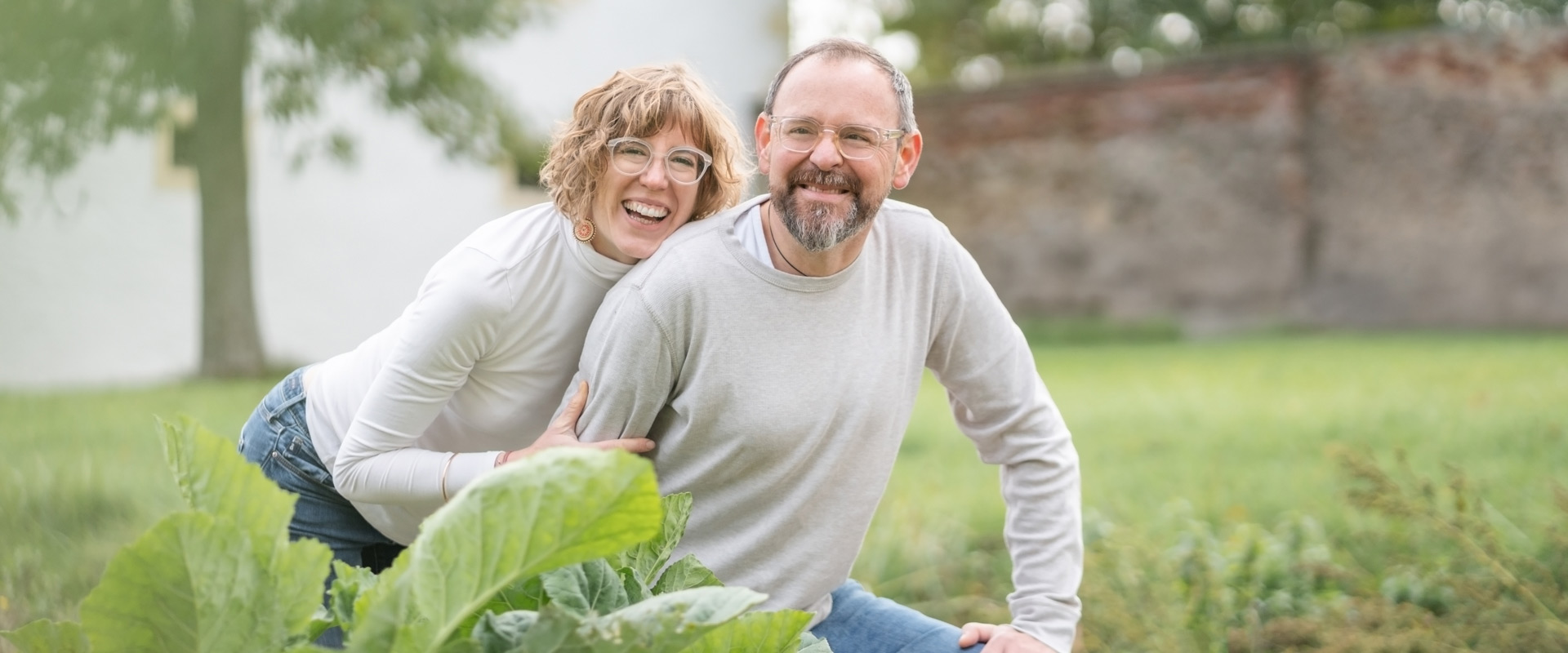 Alana und Oliver im Garten im Waldviertel