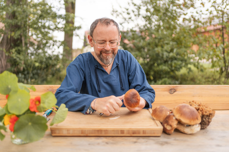 Oliver beim Pilze putzen