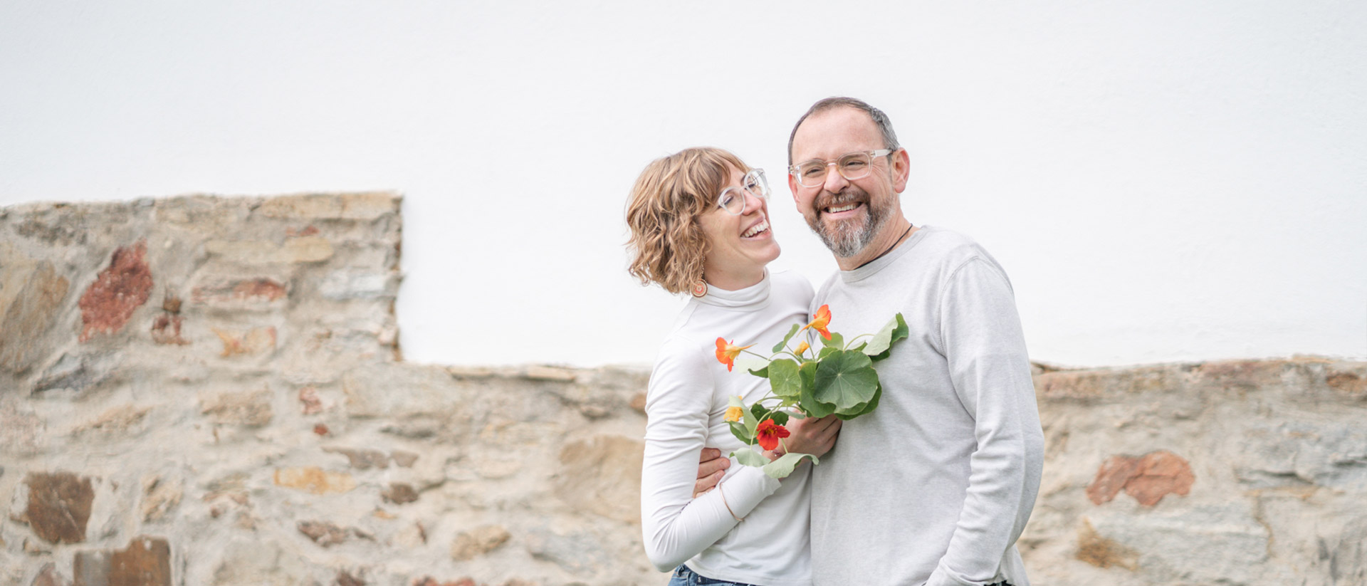 Alana & Oliver mit einem Strauss Blumen aus dem Garten